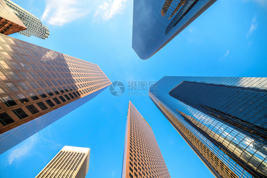 在阳光明媚的白天洛杉矶市中心摩天大楼城市区财富图片