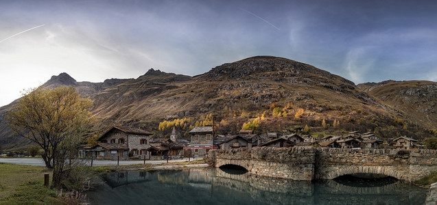 阿尔卑斯山有岩石房屋和桥梁的村庄跑步踪迹发现图片