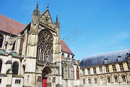 封坛酒拱建成地标森斯老城大教堂法国Yonne背景