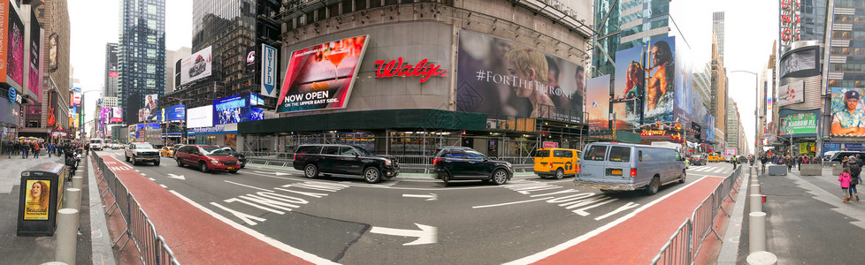 2018年月5日旅游者沿着时报广场走在全市观光的景台城市每年吸引五千万人娱乐百老汇广告牌背景图片