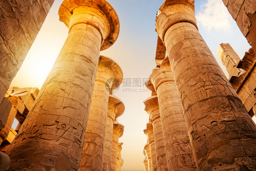 阿拉伯日出时在卢克索寺的大柱子建造地标图片