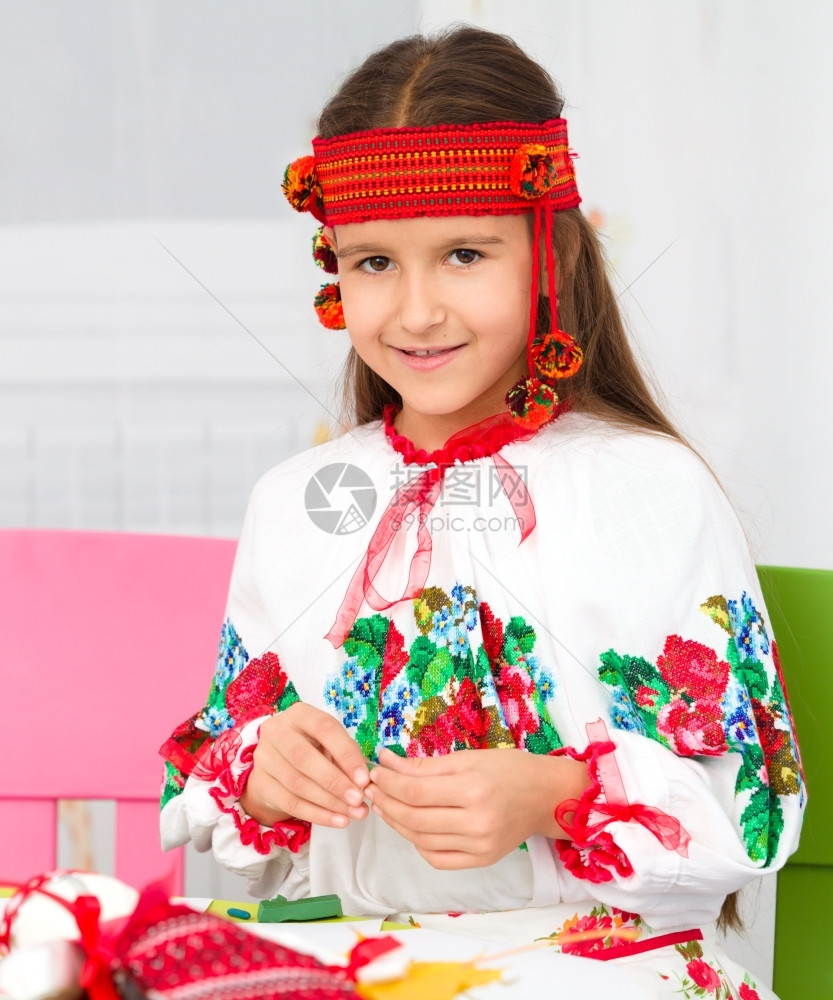 衣服美丽的微笑乌克兰民族服装中一名女孩的肖像图片