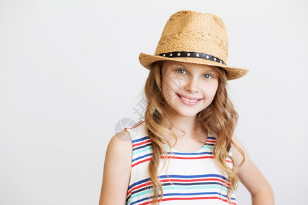 漂亮的情感带着草帽可爱小女孩与白色背景的孩子微笑着迷人的图片
