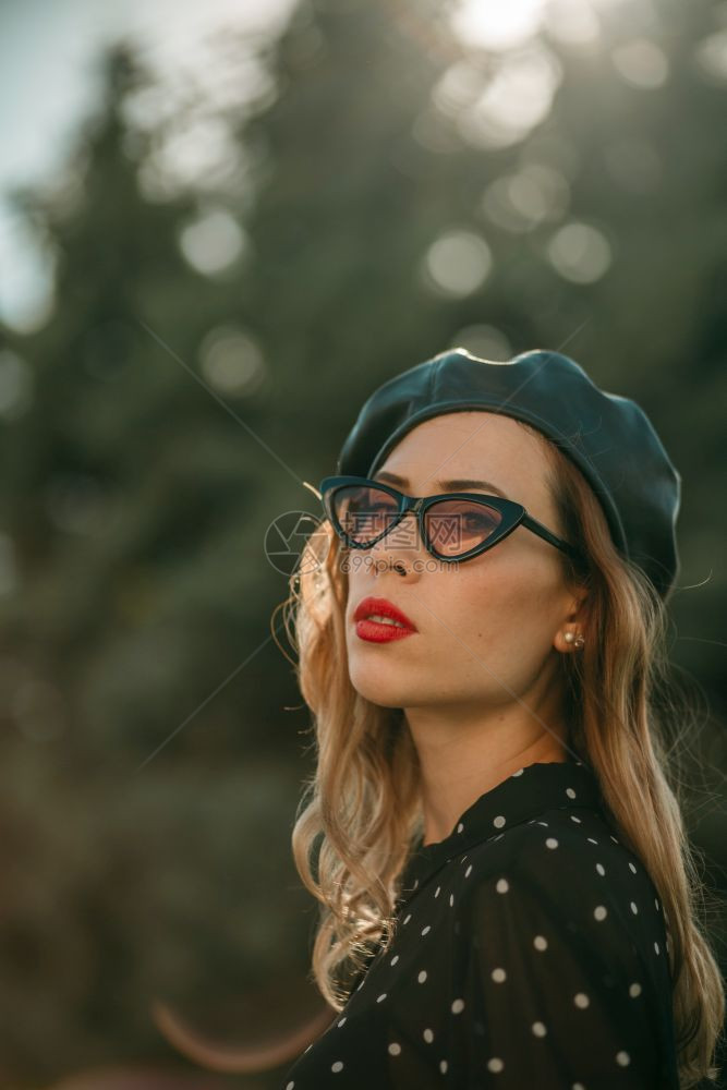 时髦优质的趋势身着古老黑波尔卡点装扮的年轻女子图片