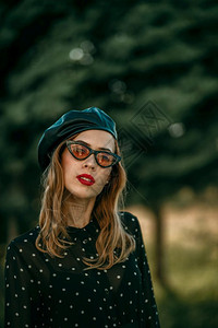身着古老的黑波尔卡点装扮的年轻女子日落黑色的时髦图片