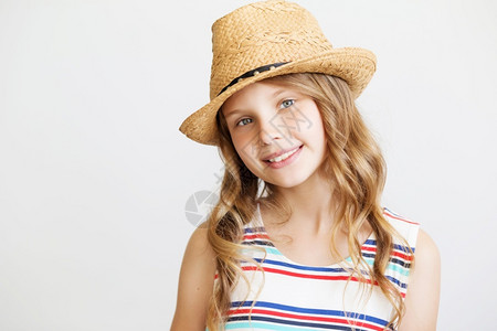 穿着白底草帽的可爱小女孩稻草请享用高兴的图片