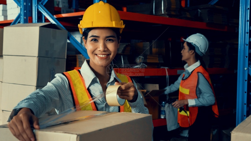 在职的货运亚洲年轻女仓库工人在中微笑的肖像物流供应链和仓库业务概念亚洲年轻女仓库工人在中微笑的肖像劳动图片