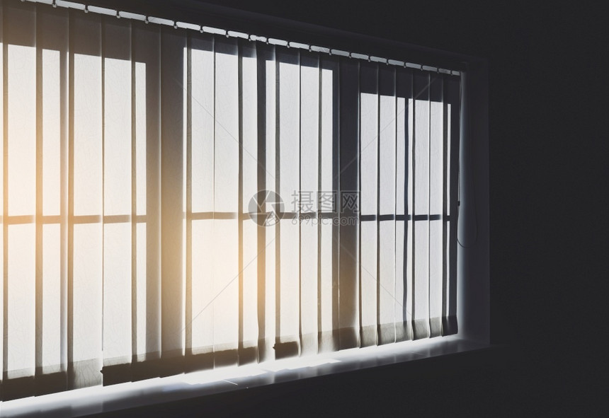 在反向过滤器中窗帘的阴影和晨光照亮在微小线和光的窗口下通过威尼斯百叶窗罩闪耀滚轴射线复古的图片
