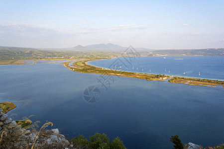 班尼瓦里海岸线支撑请享用从帕莱奥卡斯特罗老纳瓦里诺城堡欣赏希腊伯罗奔尼撒地区的迪瓦里海滩和泻湖从帕莱奥卡斯特罗欣赏希腊伯奔尼撒地区的迪瓦背景