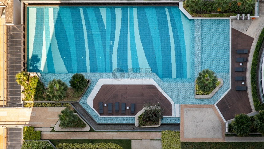露天泳池上方的空中风景图片