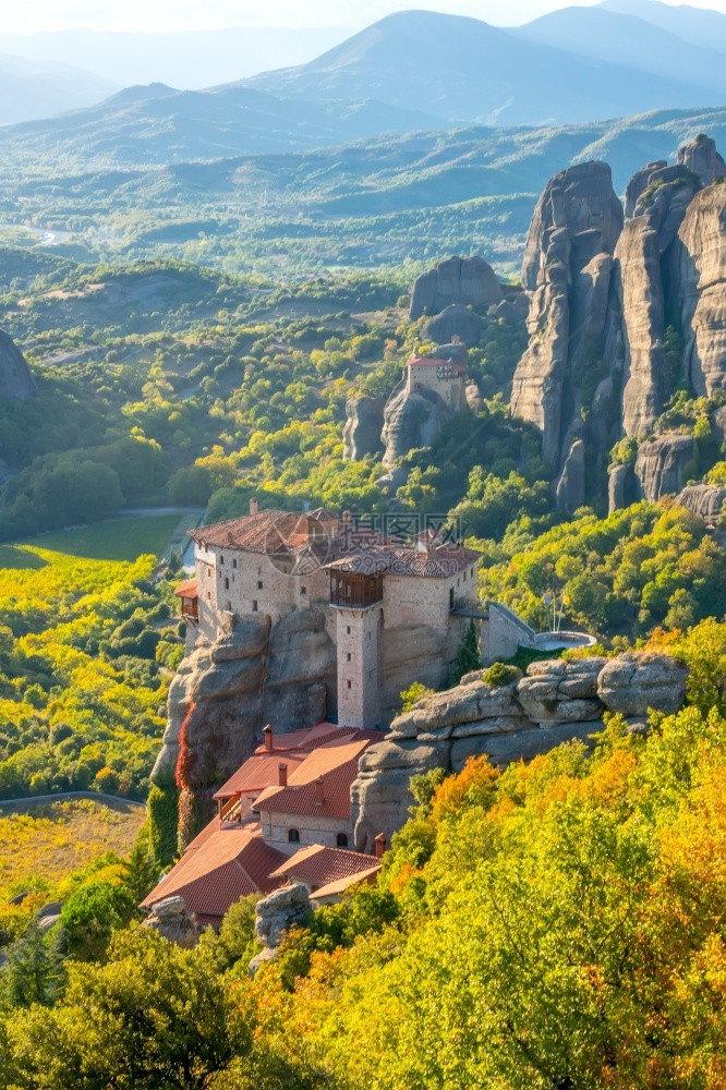在MeteoraSunny夏日和悬崖上修道院的Balconies中修道院的KalambakaBalconies希腊Sunny夏季图片