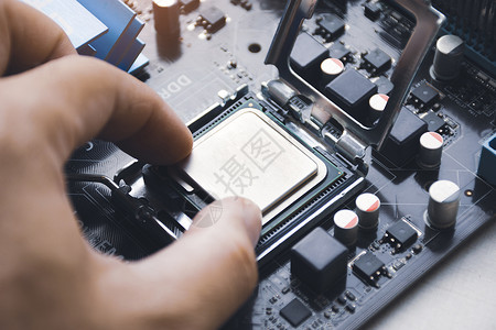行业技术员在计算机主架上安装CPU芯片图片