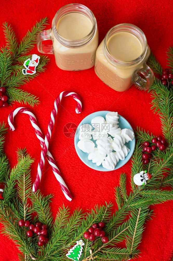 圣诞树糖果在红色背景上的咖啡棉花糖在红背景下的咖啡沼麦子新年快乐圣诞树咖啡雪花蛋白甜饼图片