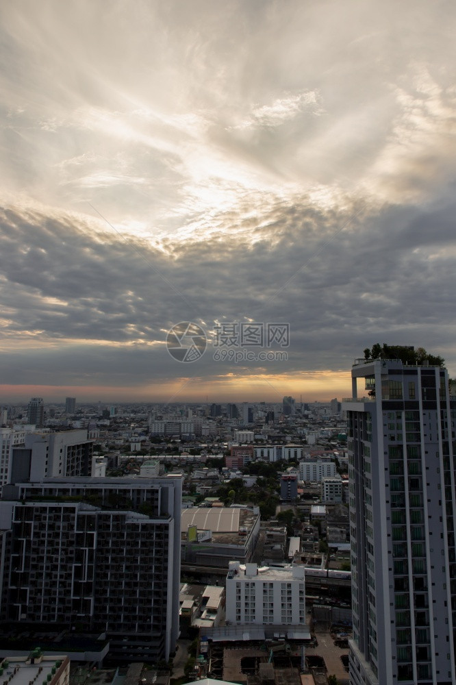 旅游曼谷市中心区风景与摩天大楼的清晨为城市提供现代风格的焦点建造可选择的图片