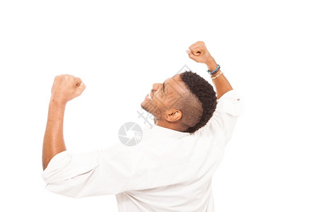 年轻的非洲男人在白孤立的背景下微笑并做出快乐的拳头手姿态幸福摆势图片