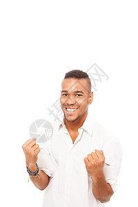 手势英俊的非洲男人在白孤立的背景下微笑并做出快乐的拳头手姿态非洲裔图片