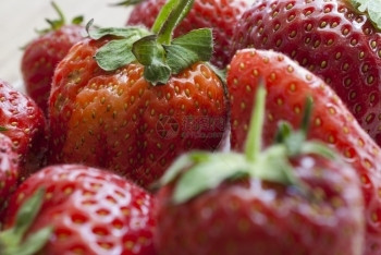 有机的果实水成熟红草莓有叶子紧贴选择焦点c选择重点甜图片
