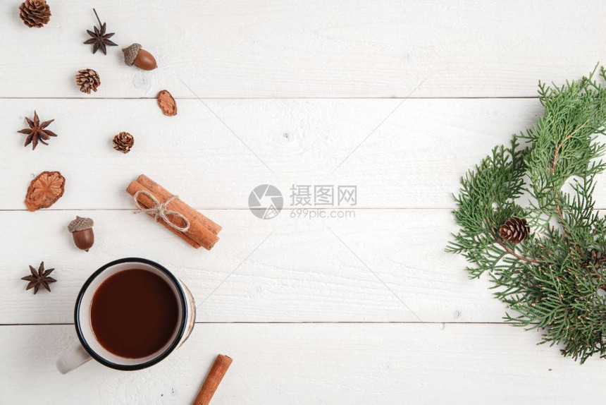 新年背景肉桂火化恒星fir树枝和一杯热巧克力在白木底面分支机构桌子丝带图片