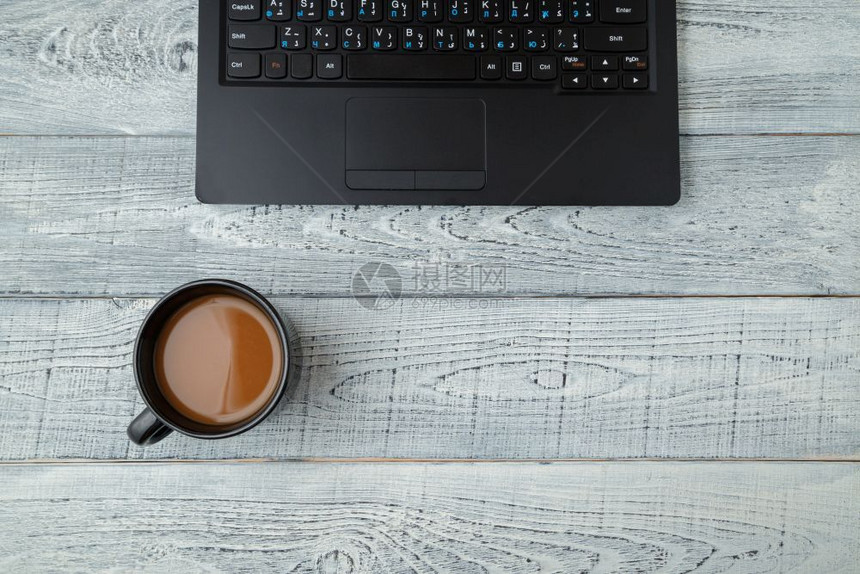 工作空间笔记本电脑和杯咖啡最低限量制从顶层公寓楼面看桌上现代的平坦图片