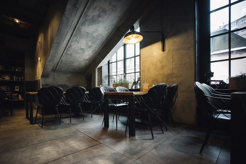 具有古典口音和罗马氛围的现代阁楼内室餐厅木头房间老的图片