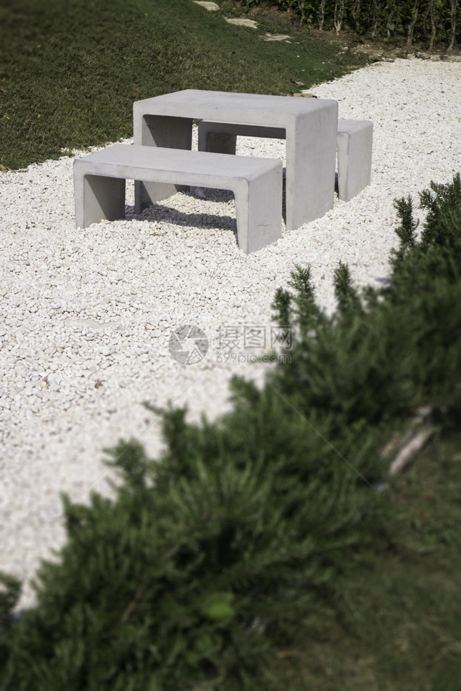 摄影座位户外花园的现代混凝土风格家具库存照片树图片
