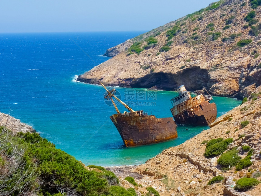 希腊基克拉泽斯阿莫尔戈岛Kalotaritissa海滩附近的奥林匹亚沉船丰富多彩的海景靠近图片