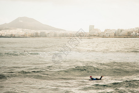 在海滩城市穿成圣诞老人的年轻女子冲浪郎年轻的户外水背景图片