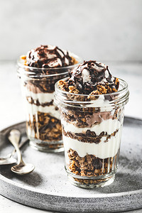 自制酸奶面条加包巧克力和冰淇淋美味的早餐一顿饭谷物图片