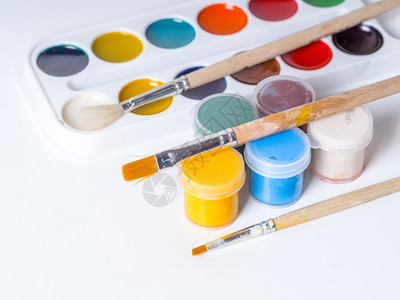 工作调色板边界艺术家的工具刷子和丙烯漆图片