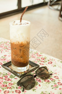 咖啡店冰爪哇冷杯牛奶摩卡股票照片背景图片