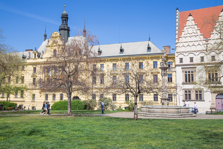 历史2019年4月6日在捷克布拉格市街道上有建筑物和人员通过旅行照片路四月复活节图片