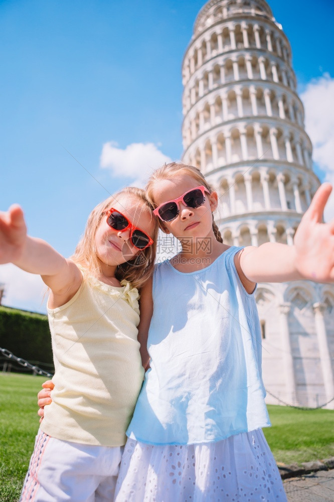 建筑学户外孩子们在比萨自拍前往欧洲著名的地方背景中女孩肖像是意大利比萨的斜塔前往欧洲著名的地方背景中女孩肖像是意大利比萨的斜塔女图片