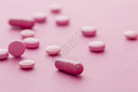 彩色背景上的各种红色药物胶囊背景上的各种红色药物胶囊剂学瘾痛图片