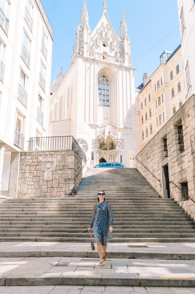 搜索广场快乐的年轻女人走在老街上欧洲度假期间维也纳户外旅行的女游客在欧洲度假期间维也纳户外旅行的年轻女人步图片