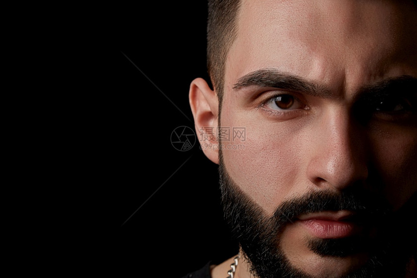 男人大胡子年轻的一位音乐家歌手饶舌身着黑衣胡子的人长须半张脸和黑色孤立背景的脸部图片