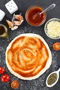 一顿饭生的准备自制披萨番茄酱大蒜油番茄芝士牛干酪盐胡椒和边拍照图片