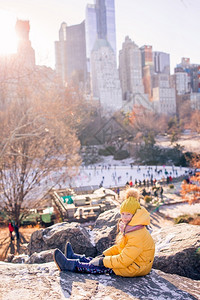 黄色的景观在纽约市中央公园可爱的小女孩玩得开心纽约市中央公园有冰场纽约可敬的小姑娘也喜欢这景色一月背景图片