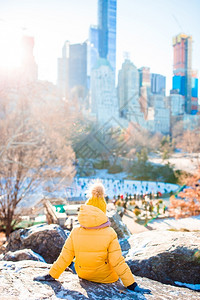 旅行户外在纽约市中央公园可爱的小女孩玩得开心纽约市中央公园有冰场纽约可敬的小姑娘也喜欢这景色观背景图片