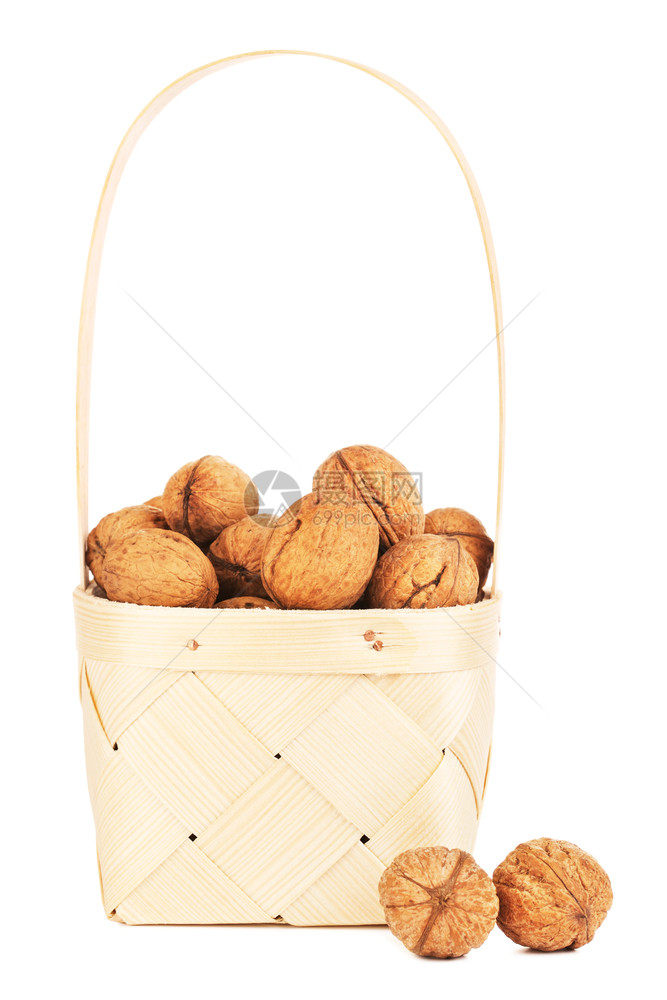 健康有机的木制篮子中胡桃在Wooden篮子里的白色背景上被孤立早餐图片