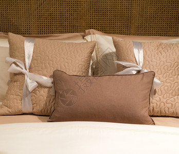 内部的在棕色各种形状和里本床上的豪华枕头经典邀请图片
