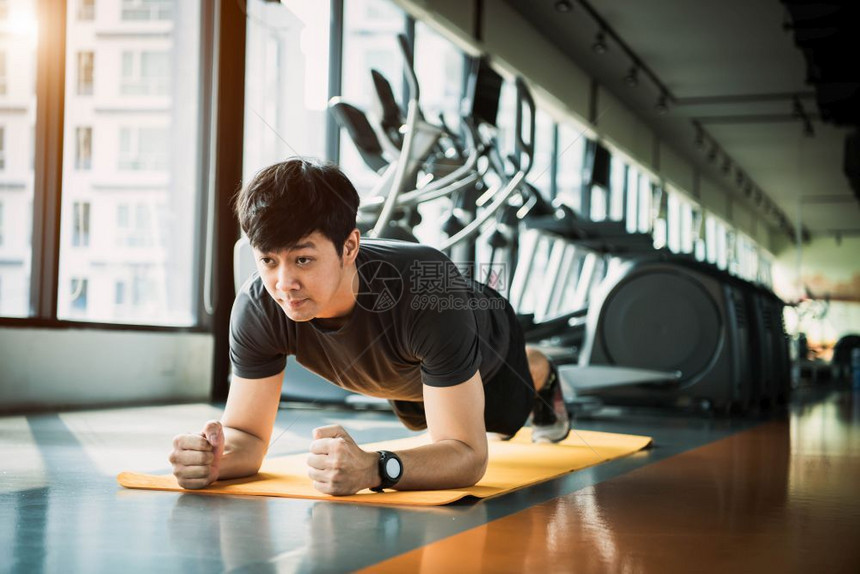 亚洲健身运动员在式生活方和体育锻炼概念中做规划运动的肖像人民生活方式和体育锻炼概念教练员身体的浓度图片