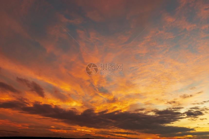 美丽自然天空闪亮的多彩云层日落之夜的惊人景象雄伟图片