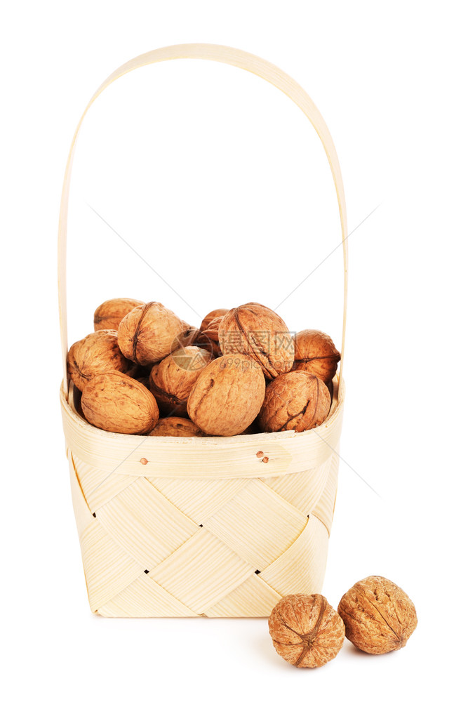 早餐吠木制篮子中的胡桃在Wooden篮子里的白色背景上被孤立核心图片