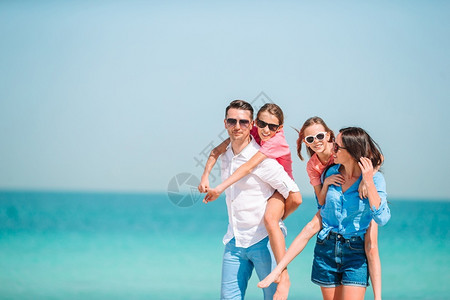 父母和孩子在海滩上的在度假年轻家庭玩得开心极了丰富多彩的马尔代夫夏天图片