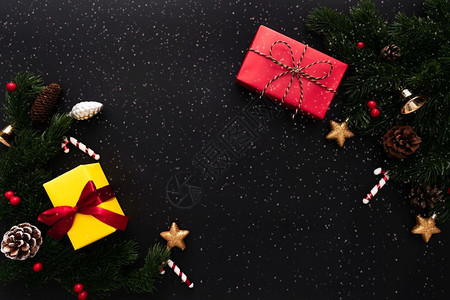十二月圣诞节季礼品盒和松树黑色背景有X马装饰品图片