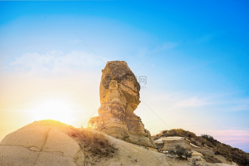 山侵蚀卡帕多西亚爱谷的石狮身人面像土耳其卡帕多西亚的狮身人面像爬坡道图片