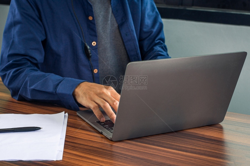 数字的专业男人使用计算机笔记本在家庭办公室工作的男子图片
