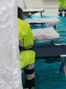 临时营救控制中心内等待紧急救援的辅助医疗人员帐篷第一的里面帮助图片