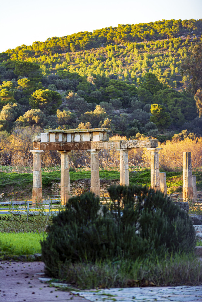 希腊阿提卡州布劳伦考古遗址中的阿耳特弥斯寺希腊阿蒂卡州布劳龙考古遗址中的希腊阿蒂卡旅游的古代图片