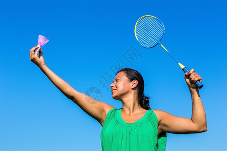 户外打羽毛球的女人图片